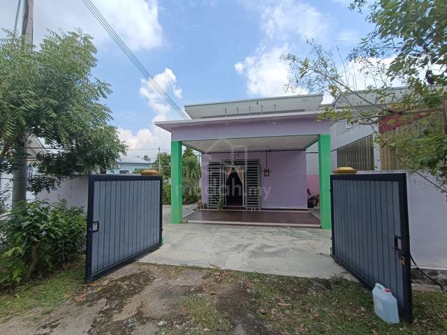 Single Storey Terrace Big Land Beside @ Lipat Kajang Perdana / Jasin 1