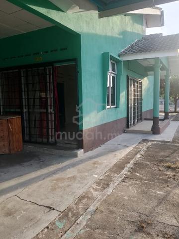 Berdekatan jalan raya utama 1