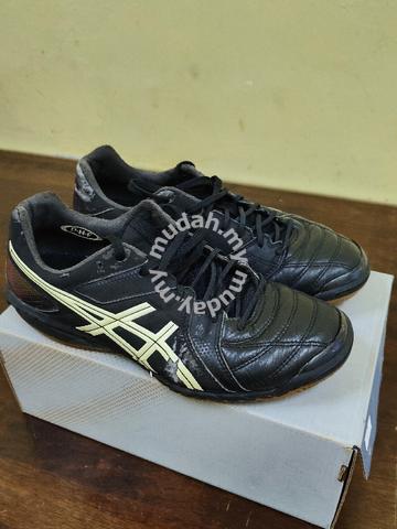 kasut futsal asics