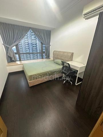 Spacious R&F room (queen bed) for rent - short walk to CIQ 1