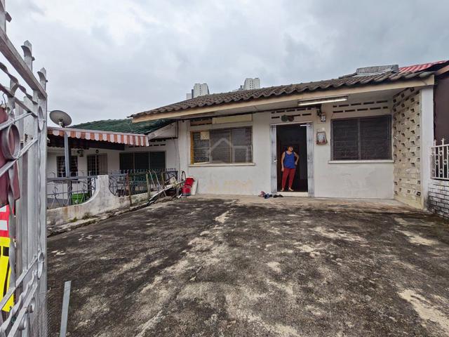 Single Storey Terrace Salak South Garden 1