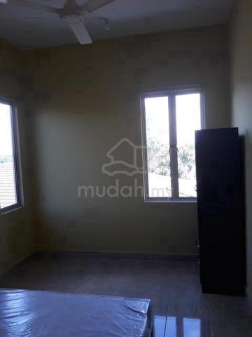 Master Room in Bungalow Larkin Tampoi Kempas 1