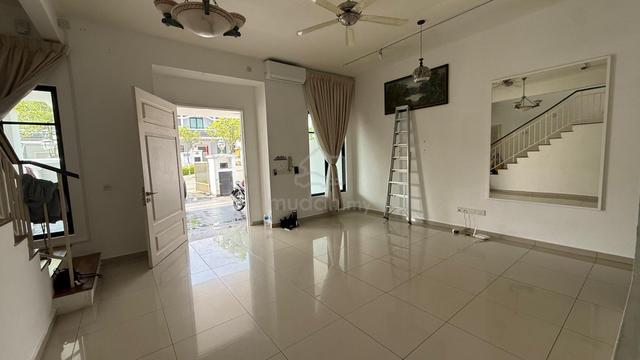 Full Aircon with Kitchen Top Gated Guarded Cradleton House,EcoMajestic 1