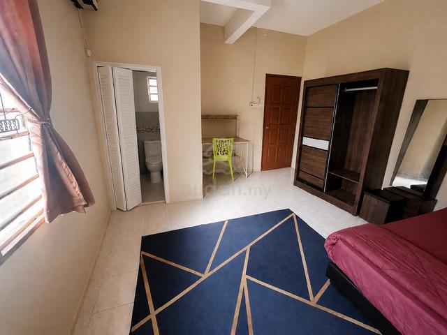 Bilik Queen attached toilet Belakang HTAA  1