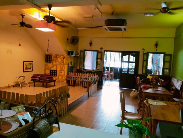 Putra permai equan pack seri kembangan nice location 2 story shop lot 1