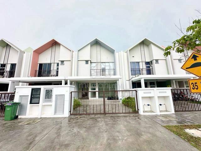 FACING OPEN 24'x75' 2 Storey Superlink Serene Heights Frischia Bangi 1