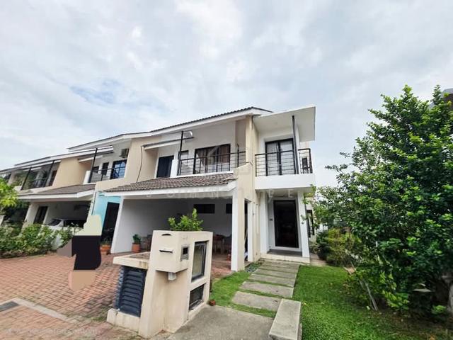 Semi-D Lake Edge, Puchong Good Condition Hourse Easy Loan Can Apply 1