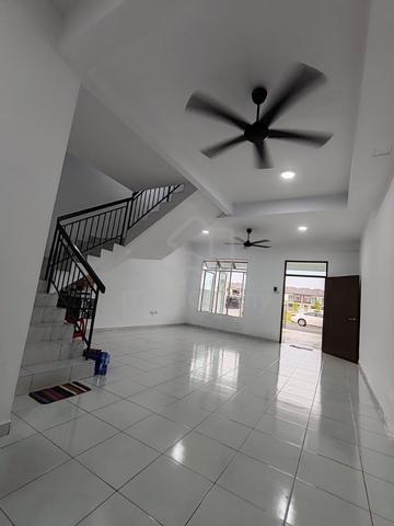 【 South, ample parking space 】3 Storey Terrace, Scientex Kundang Jaya 1