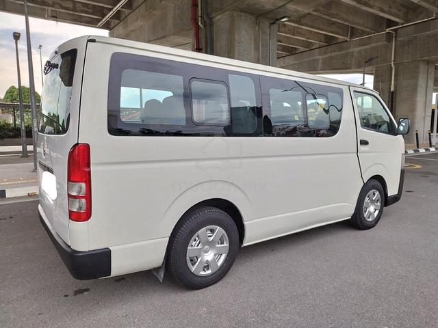 2015 Toyota Hiace 2.5 (M) Window Van 14 Seat - 3