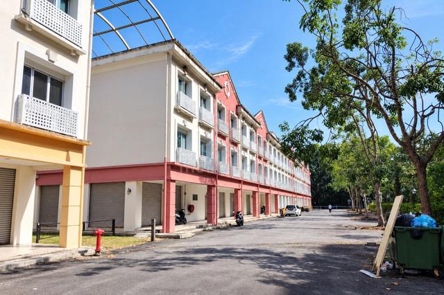 Bukit Merah Laketown 1