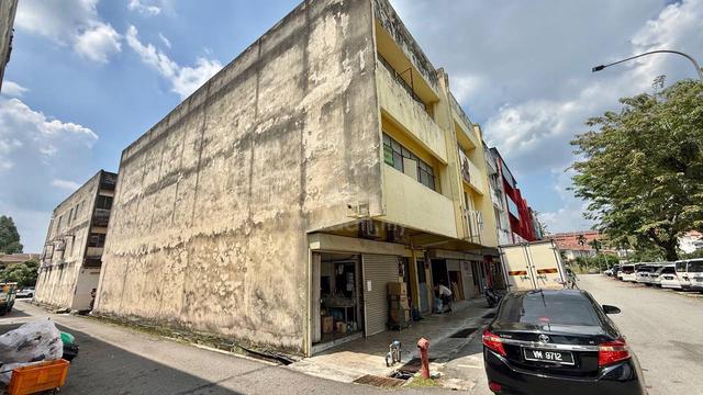 HOT LOCATIONš„3 Storey Shoplot Taman Nirwana Ampang NON BUMI END LOTāļø 1