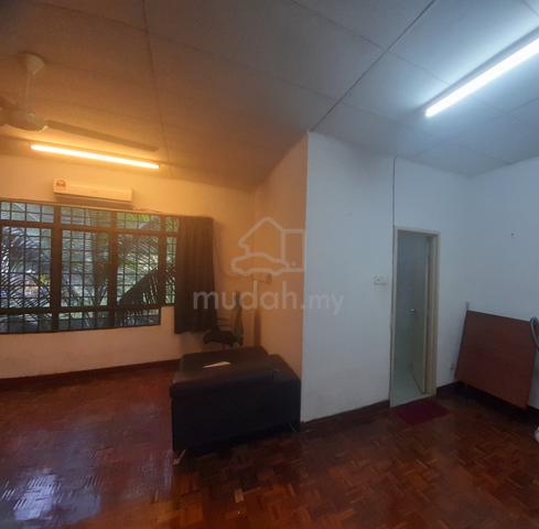 Large master bedroom facing park in BU11 1