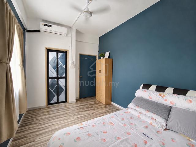 Master Room with privete bathroom for Female @ Mutiara Magna 1
