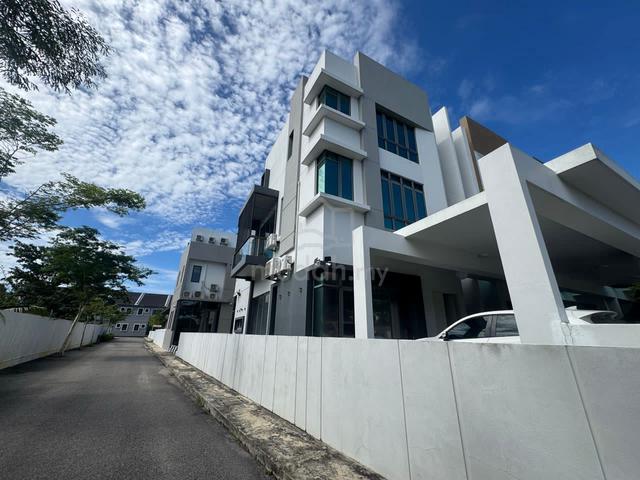 Ujong Pasir 8 Residence Two Half Storeys Superlink Endlot FREEHOLD 1