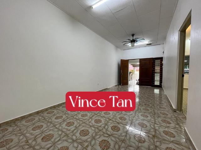 Well maintained Single storey terrace near playground, Island Glades 1