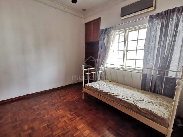 Middle room for ladies near Midvalley 3