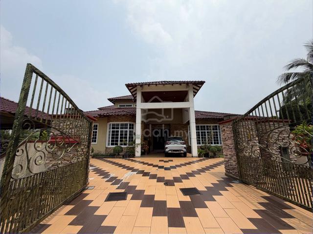 1.5 STOREY BUNGALOW, JALAN PEKAKA, SEKSYEN 8 KOTA DAMANSARA For Sale 1