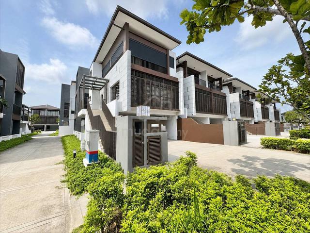 (FULLY RENOVATED) END LOT 3 Storey The Mulia Residence, Cyberjaya 1