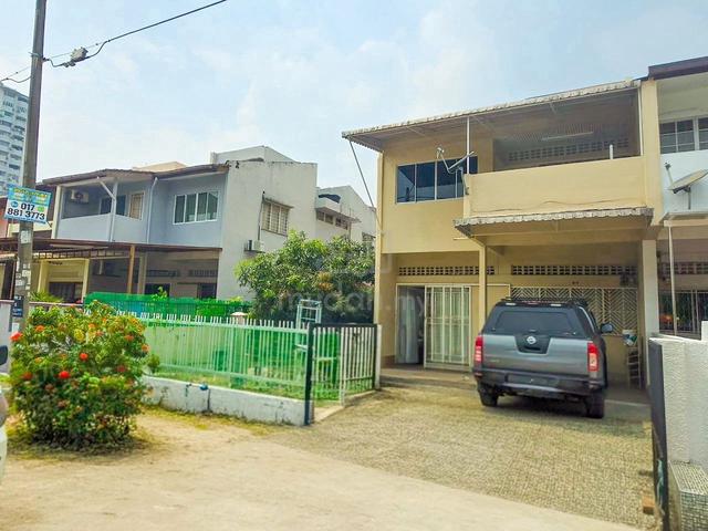 RARE ITEM END LOT WITH EXTRA LAND Double Storey Taman Maluri Cheras KL 1