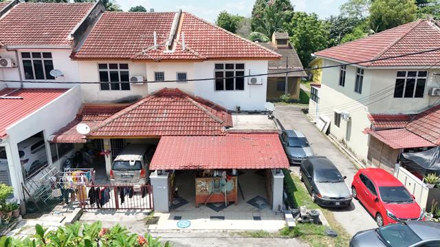 Non Bumi Lot,Freehold End Lot,2 Storey Taman semenyih Mewah For Sale 1