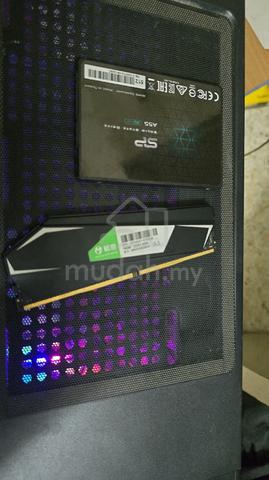 Pc gaming on set - photo 3 of 6