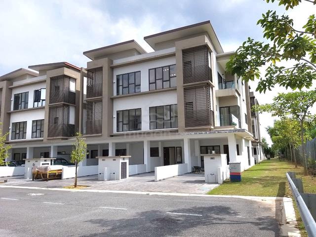 Fully Furnished Corner Townhouse 7 Rooms N’Dira 16 Sierra, Puchong 1