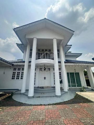 Bungalow Jalan Kemuncak, Taman Nong Chik, Johor Bahru 1