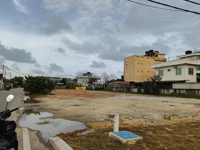 dekat dengan stadium gong badak 1