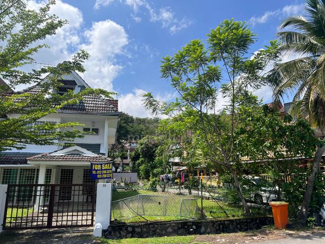 2.5 -Storey Corner House (Spacious Area) 1