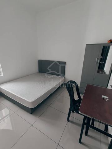 Suriamas Suites / Larkin / to ciq 10 mins / Low Deposit /Common room 1
