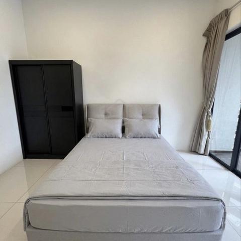 Room FOR RENT @ COUNTRY GARDEN DANGA BAY 1