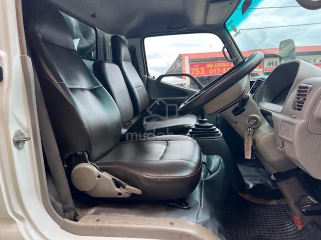 2011 HINO XZU423R Wooden 17 ft with Canvas - photo 3 of 6