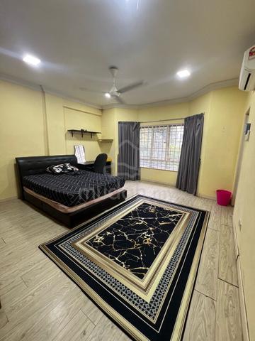 Near LRT Ara Damansara - male master room ( Puncak Seri Kelana condo ) 1