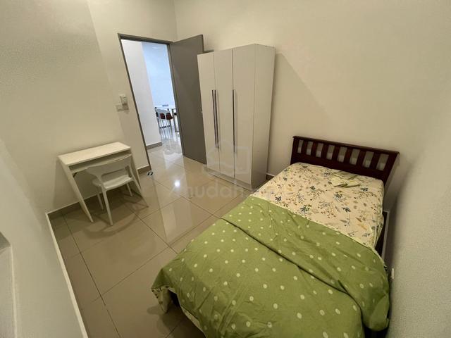 Non sharing room with parking fr malay girl seri kembangan taming jaya 1