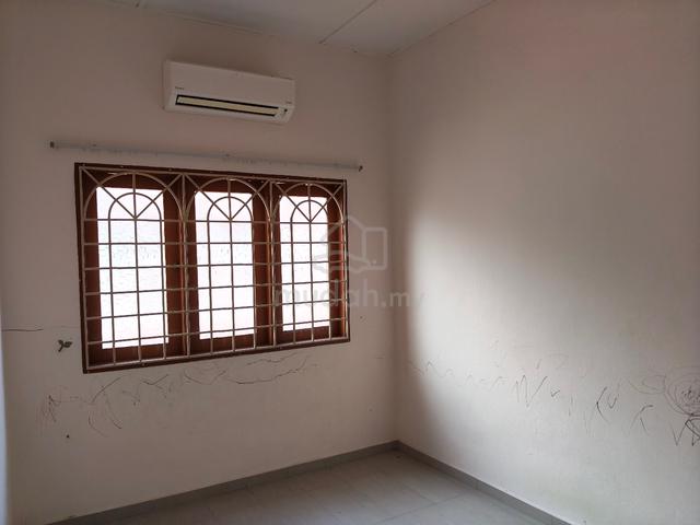 5 BEDROOMS, Double Sty HOUSE ~ Dataran Pahlawan, Mahkota Parade, H&M 1