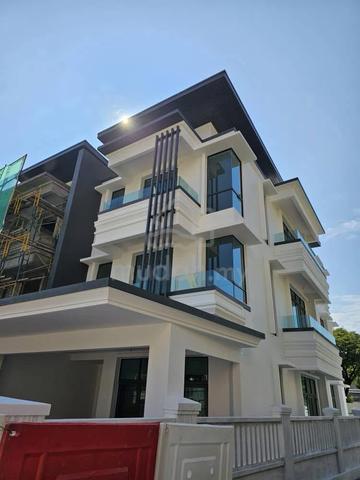 Massive 3-Storey Link House 3 mins from Cyberjaya 1