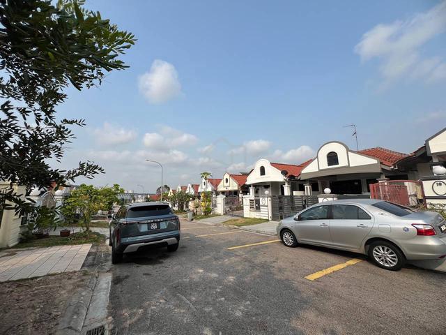 R2k/4313Jason/Taman Pelangi Indah/Jalan Lawa/1Storey/3B2B/FF/For Rent 1