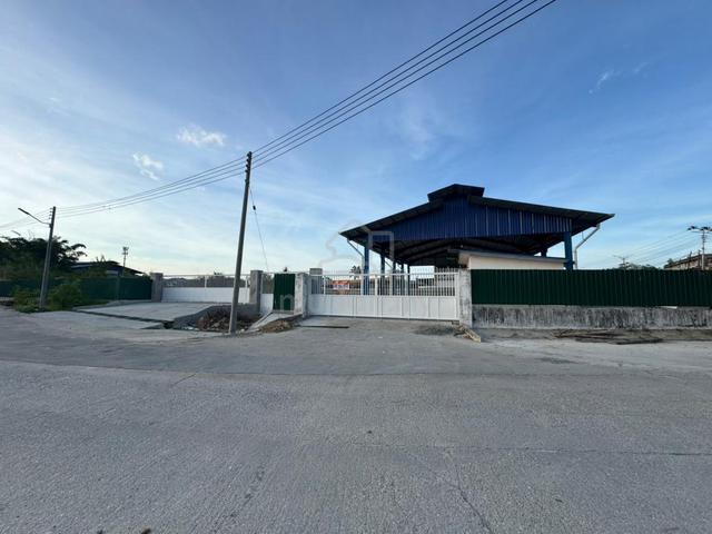 20,000 sq.ft. Land with Warehouse & Office For Rent 1