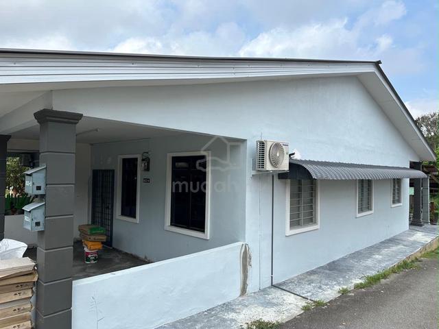 Rumah berkembar 2 bilik di Jalan Istana Bukit Beruang 1