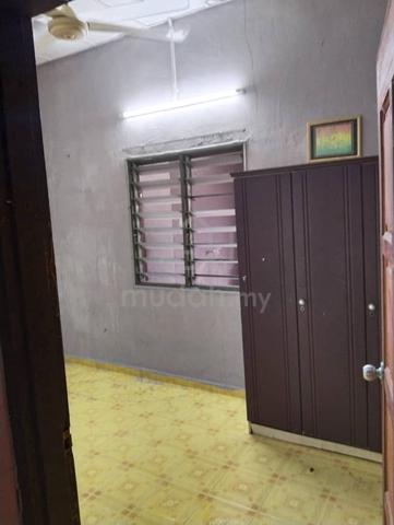 Rumah teres satu tingkat di bandar satelit Pasir Tumboh 1