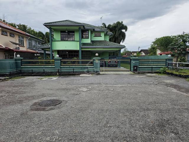 WELL KEPT Double Storey Bungalow At Taman Cemara 1