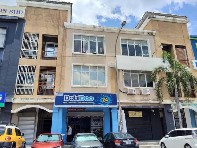 Kajang 3 storey shop facing open area Petronas Jalan Reko bangi 1