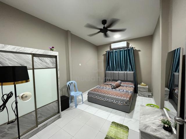 Middle room with shared bathroom 1