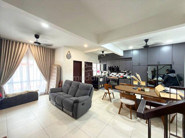 Meranti Residensi Bukit Puchong Upper level Townhouse for Rent 1
