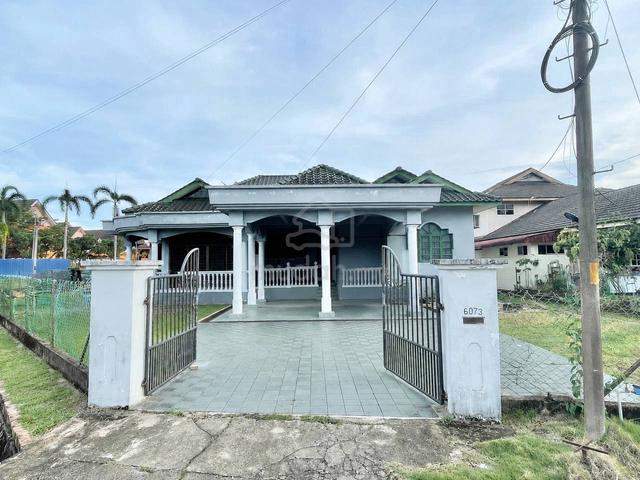 Banglo Kampung Air, Chukai 1