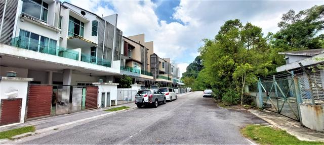 Lovely 3-storey link house for sale at Taman Dolomite Templer 1
