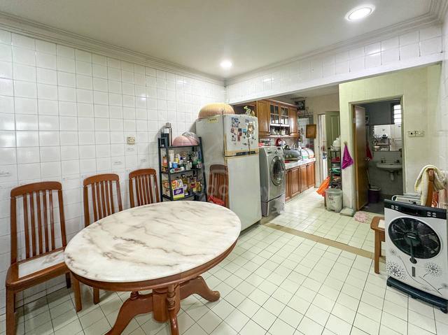 CORNER BESAR teres 2tingkat Seksyen 8 2