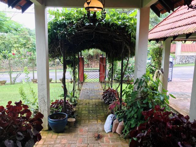 Balinese Style Double Storey Bungalow Banang Golf & Country Villa 5