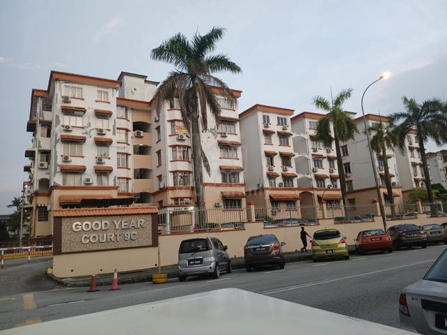Room with pool view in Subang Perdana Court 9 1