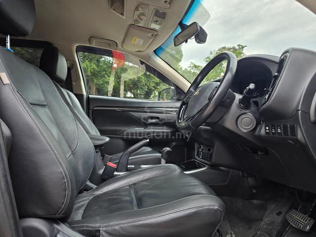 TRUE YEAR 2017 Mitsubishi OUTLANDER 2.0 AWD (A) - 5